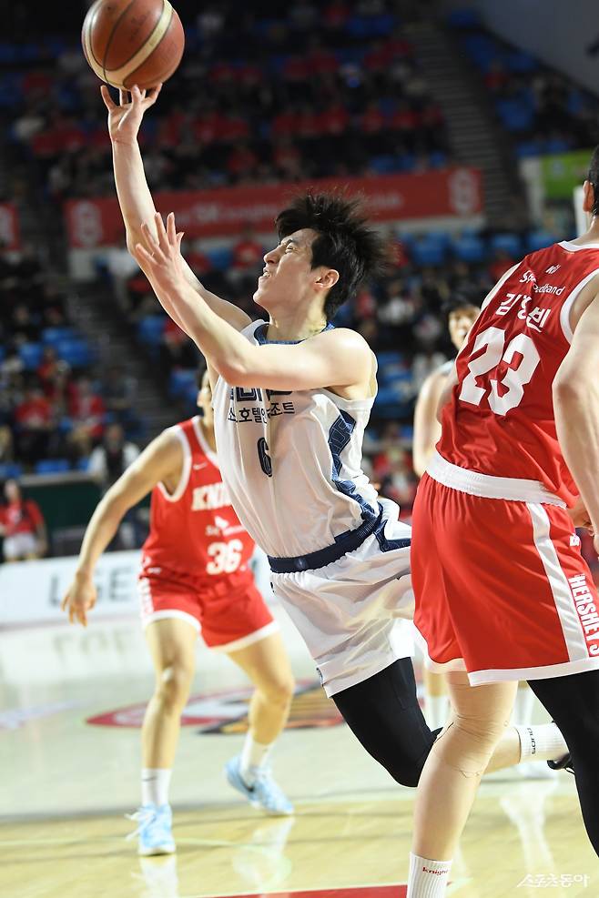 소노 이정현이 14일 잠실학생체육관에서 열린 SK와 6강 PO 2차전 도중 상대 수비를 뚫고 어렵게 레이업슛을 시도하고 있다.  사진제공｜KBL