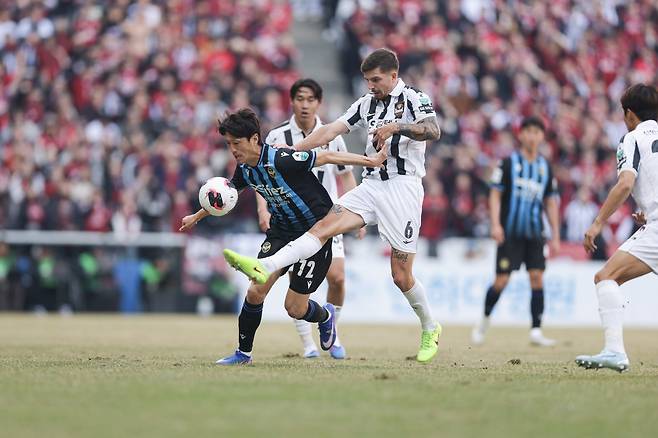 서울 바베츠(오른쪽)가 2월 28일 인천과 원정경기 도중 이청용과 볼을 다투고 있다. 사진제공｜한국프로축구연맹