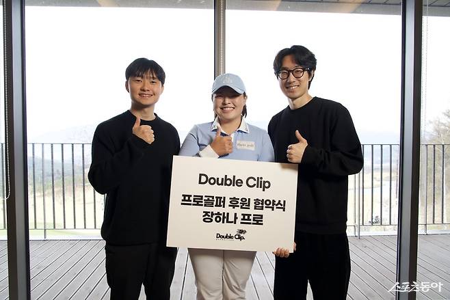 필드 복귀를 꿈꾸는 장하나는 바쁜 일정 속에도 5월 ‘하나 클래스’라는 유튜브 채널을 개설해 팬들과 직접 소통할 예정이다. ‘하나 클래스’ 채널은 유튜브 촬영팀 ‘더블클립’이 함께 한다. 왼쪽부터 더블클립 차재영 공동대표, 장하나, 문수현 공동대표.