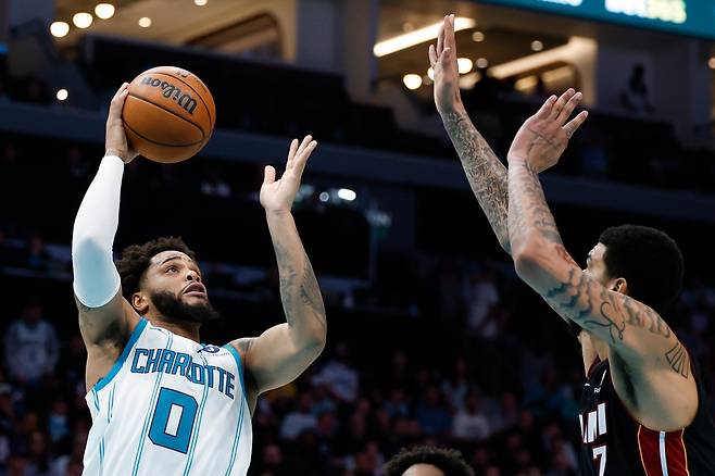 샬럿 마일스 브릿지스(왼쪽)가 15일(한국시간) 스펙트럼센터에서 열린 마이애미와 홈경기 도중 켈렐 웨어를 앞에 두고 플로터를 시도하고 있다. 샬럿|AP뉴시스