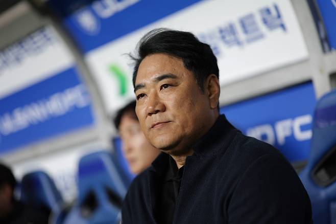 울산 김현석 감독이 15일 서울과 ‘하나은행 K리그1 2026’ 2라운드 순연경기 도중 그라운드를 바라보고 있다. 사진제공｜한국프로축구연맹