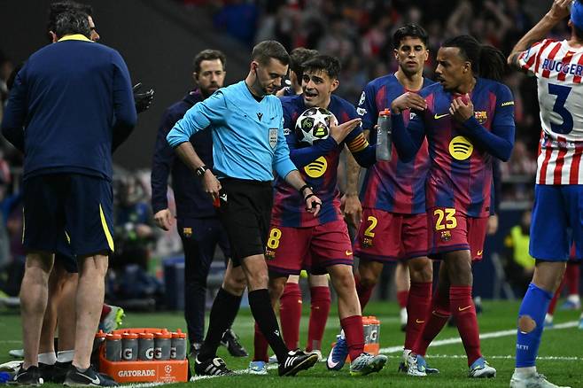 바르셀로나 선수들이 15일 아틀레티코 마드리드와의 UCL 8강 2차전에서 에릭 가르시아가 퇴장 판정을 받은 뒤 심판에게 항의하고 있다. AFP연합뉴스