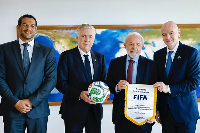 브라질 룰라 대통령이 FIFA 회장 잔니 인판티노, 브라질 축구 연맹 회장 사미르 쇼드, 브라질 국가대표팀 감독 카를로 안첼로티를 접견한 뒤 기념촬영하고 있다. ge 캡처