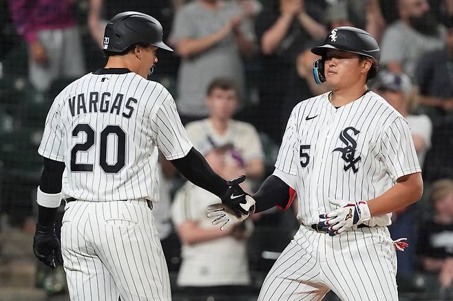 시카고 화이트삭스 무라카미가 15일 탬파베이전에서 9회말 홈런을 치고 들어온 뒤 동료 미겔 바르가스의 축하를 받고 있다. AP연합뉴스