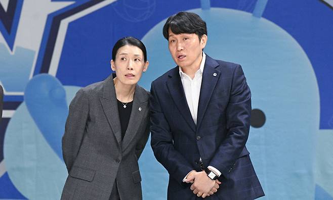 전주원 우리은행 신임 감독(왼쪽)과 위성우 총감독. WKBL제공