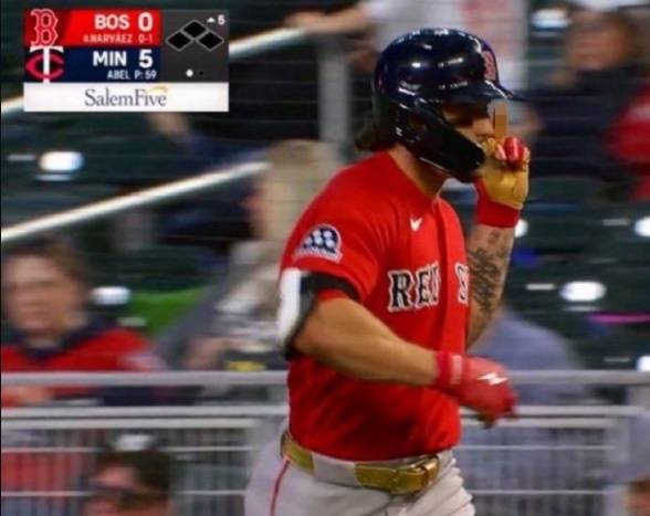 ▲ 보스턴 레드삭스 외야수 자렌 듀란이 미네소타 트윈스와 경기에서 자신을 욕하는 미네소타 팬에게 가운뎃손가락을 들어올렸다.