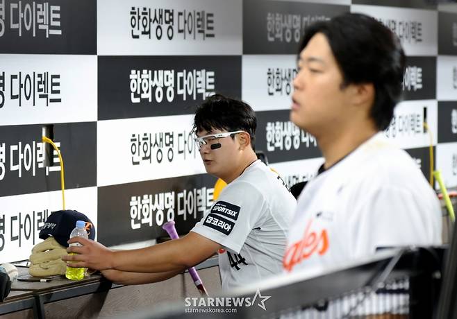 한화 마무리 김서현이 14일 대전한화생명볼파크에서 열리는 2026KBO리그 한화이글스와 삼성라이온즈 경기 9회초 역전을 허용한 후 강판되고 있다. /사진=강영조 선임기자