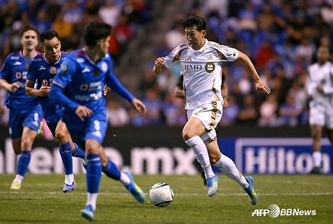 LAFC 공격수 손흥민이 15일 오전 10시(한국시간) 멕시코 푸에볼라의 에스타디오 쿠아우테목에서 열린 크루스 아술과 '2026 북중미카리브해축구연맹(CONCACAF) 챔피언스컵' 8강 원정 2차전에서 드리블 질주하고 있다. /AFPBBNews=뉴스1