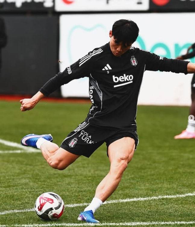 경기 전 킥 연습하는 오현규. /사진=베식타시 공식 SNS 갈무리