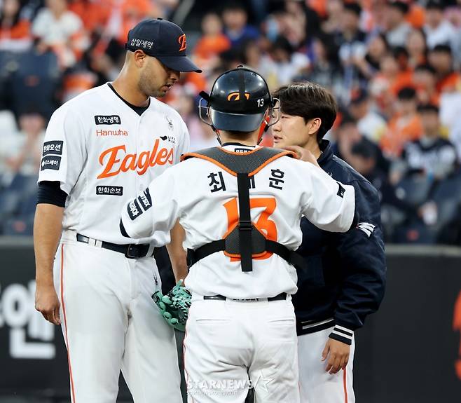 [한번에쓱] '1회초 타자일순에 7실점' 강판되는 에르난데스