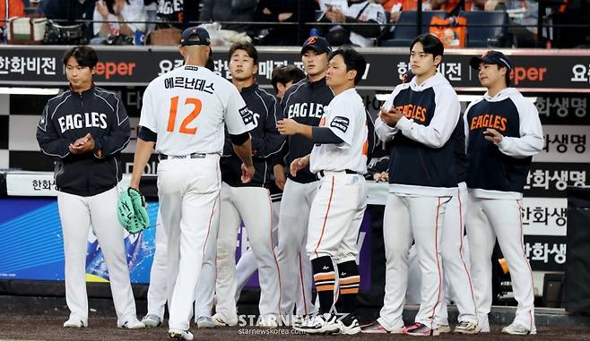 [한번에쓱] '1회초 타자일순에 7실점' 강판되는 에르난데스