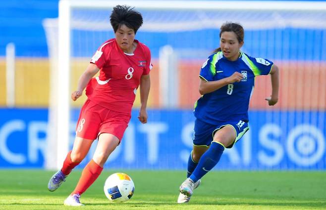 15일 태국 빠툼타니에서 열린 2026 아시아축구연맹(AFC) U-20 여자 아시안컵 4강전 한국(파란색 유니폼)과 북한의 모습. /사진=AFC 제공