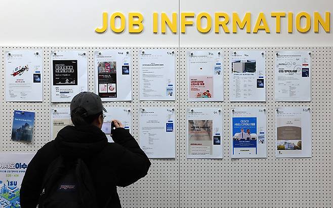 지난 25년간 청년 남성들의 경제활동참가율이 크게 하락했다.[사진｜뉴시스]