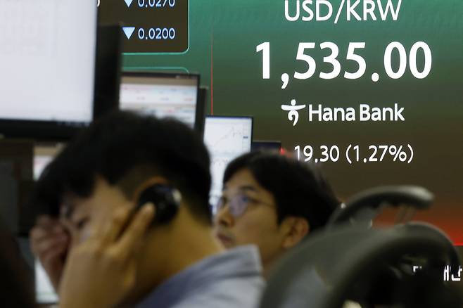 원/달러 환율이 2009년 금융위기 이후 처음으로 1530원을 돌파한 3월 31일 오후 서울 중구 하나은행 딜링룸 전광판에 장중 원/달러 환율이 표시돼 있다. 뉴스1