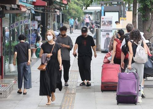 서울 용산구 이태원 거리에 여행가방을 든 외국인들이 지나가는 모습 [연합뉴스 자료사진]