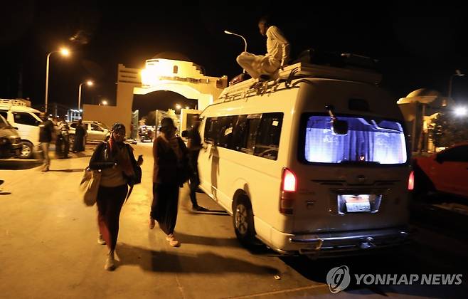 수단 내전 발발 초기인 2023년 4월 27일 수단을 벗어나 이집트에 도착한 이집트 국민들[EPA=연합뉴스 자료사진. 재판매 및 DB 금지]