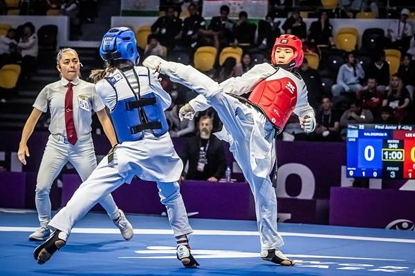 이근미(오른쪽)의 결승전 경기 장면. [세계태권도연맹 제공. 재판매 및 DB 금지]