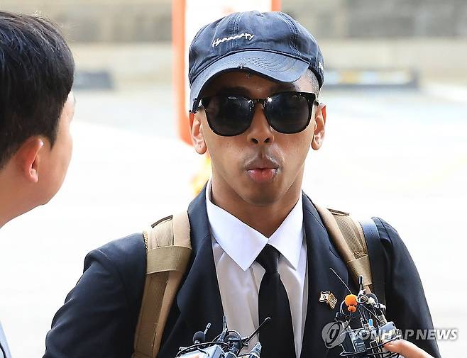 선고공판 출석하는 미국인 유튜버 조니 소말리 (서울=연합뉴스) 최재구 기자 = '평화의 소녀상'에 입을 맞추는 등 논란을 일으켜온 미국인 유튜버 조니 소말리가 15일 서울 서부지법에서 열리는 1심 선고에 출석하며 기자의 질문에 답하고 있다. 2026.4.15 jjaeck9@yna.co.kr