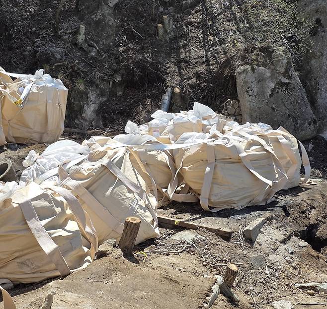 마대에 담긴 불법 시설 폐기물 [촬영 이준영]