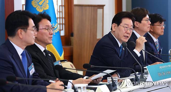 발언하는 이재명 대통령 (서울=연합뉴스) 김도훈 기자 = 이재명 대통령이 15일 청와대에서 열린 규제합리화위원회 제1차 전체회의에서 발언하고 있다. 2026.4.15 superdoo82@yna.co.kr