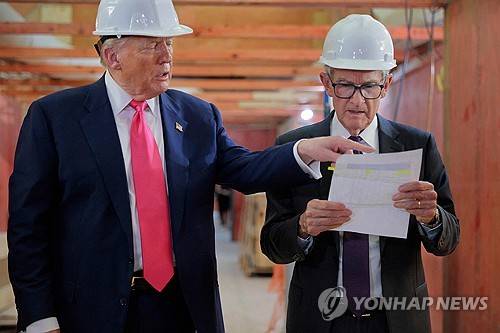 작년 7월 연준 청사 개보수 공사 현장을 찾아 제롬 파월 연준 의장 앞에서 공사비용 부풀리기 의혹을 직접 제기하는 도널드 트럼프 미국 대통령. [AFP 연합뉴스 자료사진. 재판매 및 DB 금지]