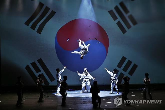 '태권, 날아올라' (서울=연합뉴스) 진연수 기자 = 15일 오후 서울 용산구 국립중앙박물관 극장 용에서 열린 뮤지컬 '태권, 날아올라' 프레스콜에서 출연진들이 장면을 시연하고 있다. 2026.4.15 jin90@yna.co.kr