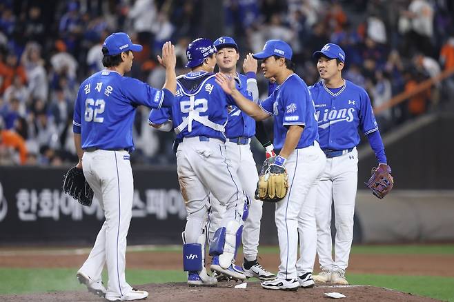 14일 한화전 승리 후 기뻐하는 삼성 선수들.  [삼성 라이온즈 제공. 재판매 및 DB 금지]