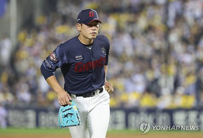 더그아웃 향하는 김진욱 (서울=연합뉴스) 김성민 기자 = 15일 서울 잠실야구장에서 열린 2026 KBO 프로야구 롯데 자이언츠와 LG 트윈스의 경기. 7회말 롯데 선발 김진욱이 교체돼 더그아웃으로 향하고 있다. 2026.4.15 ksm7976@yna.co.kr