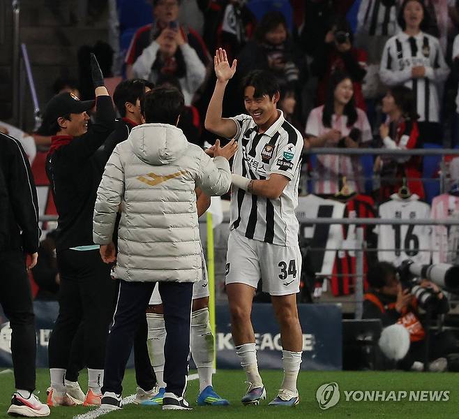 '잘했어' (울산=연합뉴스) 김용태 기자 = 15일 울산 문수축구경기장에서 열린 프로축구 하나은행 K리그1 2026 울산 HD와 FC서울의 경기에서 서울 송민규가 자신의 두 번째 골을 넣고 김기동 감독 등 코치진과 기뻐하고 있다. 2026.4.15 yongtae@yna.co.kr