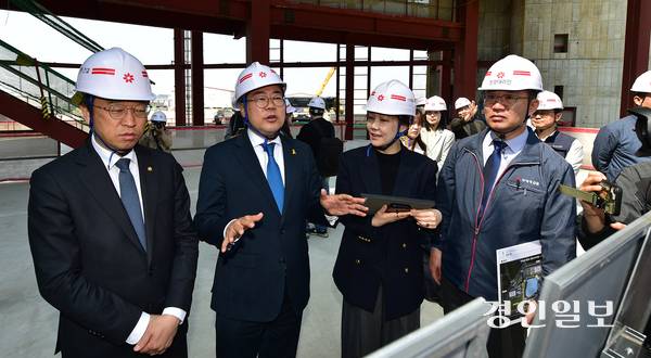 더불어민주당 박찬대 의원이 15일 오전 인천시 서구 청라스타필드 공사현장에서 관계자들과 시설을 살펴보고 있다. 2026.4.15 /조재현기자 jhc@kyeongin.com