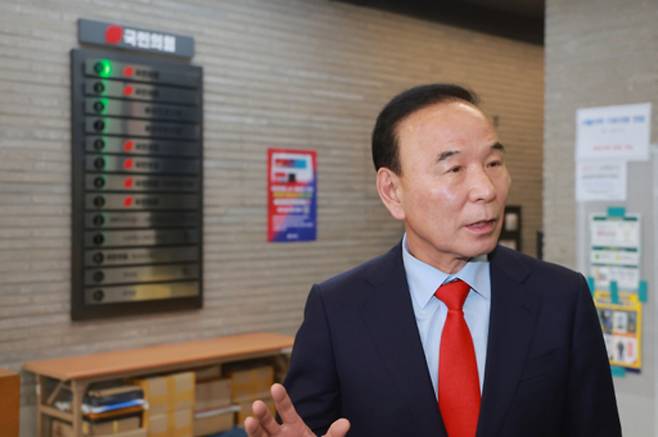 ▲ 국민의힘 박덕흠 공천관리위원장이 지난 5일 서울 영등포구 여의도 중앙당사에서 열린 공관위 회의에 참석하며 취재진 질문에 답하고 있다. /연합뉴스