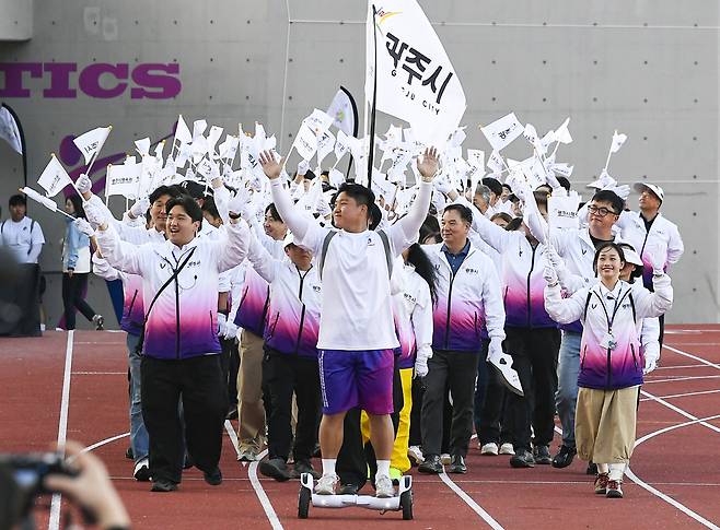16일 광주 G-스타디움에서 열린 제72회 경기도체육대회 2026 광주 개회식에서 31개 선수단 중 맨 마지막으로 개최지인 광주시 선수단이 입장하고 있다. 김태완 기자 lift@kihoilbo.co.kr