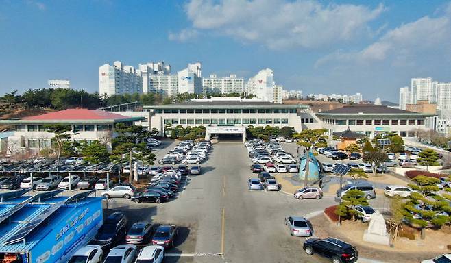 태안군이 사회적 고립 위험이 있는 중장년과 노인 등 취약계층들의 돌봄서비스를 강화하기 위해 AI돌봄로봇을 활용한다.(사진=태안군제공)