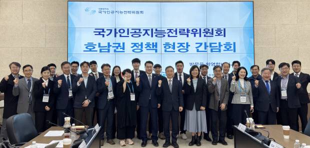 16일 광주과학기술원에서 열린 국가인공지능전략위원회 호남권 정책 현장 간담회에서 임문영 부위원장과 김영문 광주시 문화경제부시장, 산·학·연·관 관계자들이 광주 AI산업 발전을 다짐하고 있다.  <광주시 제공>