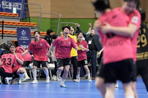 경남개발공사 선수들이 12일 대구광역시청과 경기에서 경기 종료 직전 득점을 성공한 뒤 기뻐하고 있다. /한국핸드볼연맹