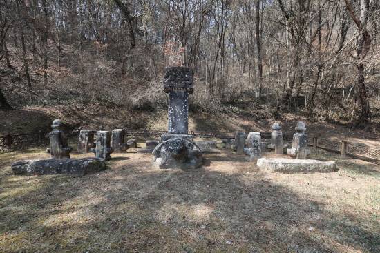 세종대왕 태실지, 산의 정산 부근에 조성돼 있었지만 임진왜란. 일제강점기를 거쳐 파괴돼 지금은 그 석물을 한데 모아 현 부지에 조성했다. 원래 있는 부지에는 민간인 모역이 조성돼 있다.