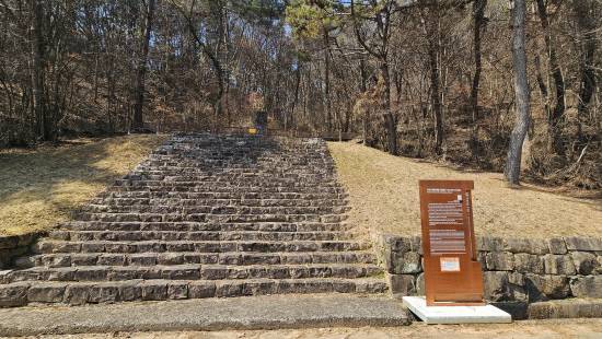 세종대왕 태실지, 산의 정산 부근에 조성돼 있었지만 임진왜란. 일제강점기를 거쳐 파괴돼 지금은 그 석물을 한데 모아 현 부지에 조성했다. 원래 있는 부지에는 민간인 모역이 조성돼 있다.