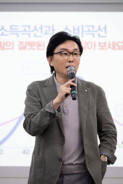 지난 15일 본보 세미나실에서 제6기 경제포럼 여섯 번째 강연이 열렸다. 김경필 머니트레이닝랩 대표가 '초불확실성 시대: 개인 자산관리의 길'이라는 주제로 강연을 펼치고 있다. 정의찬 인턴기자