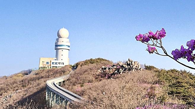 비슬산강우레이더 관측소·칼바위 주변 전경.