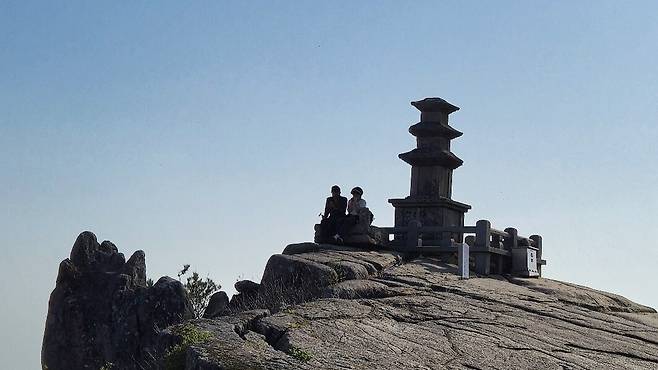 대견사지 삼층석탑 전경.