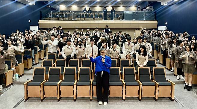 포항예술고 학생들이 지난 15일 학교 강당에서 열린 이은미 대구가톨릭대 실용음악과 석좌교수 초청 마스터클래스를 마친 뒤 기념촬영을 하고 있다. /포항예술고 제공