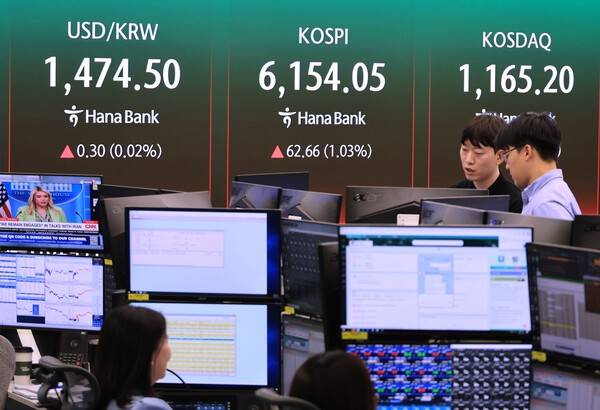 19일 서울 중구 하나은행 본점 딜링룸에 코스피를 비롯한 지수가 표시되고 있다. 연합뉴스