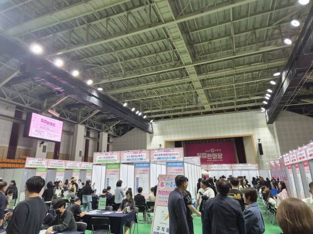 지난 15일 구미복합스포츠센터에서 열린 '2026 春하추동 취업한마당'에서 참가 기업들이 구직자 대상 면접을 진행하고 있다. 구미시 제공