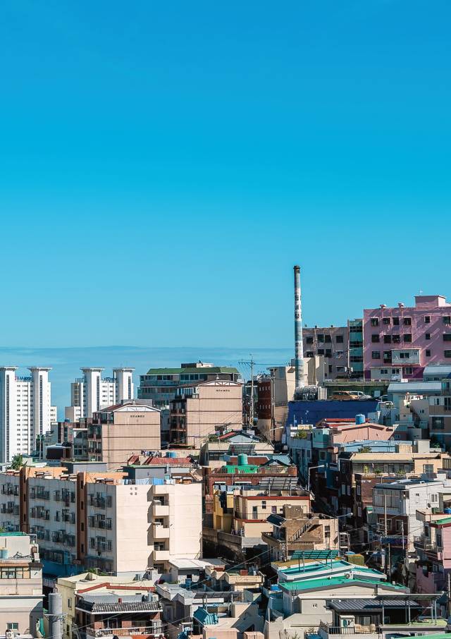 서울 갤러리로얄에서 전시 중인 부산 산복도로 목욕탕 굴뚝 사진. 매끈연구소 제공