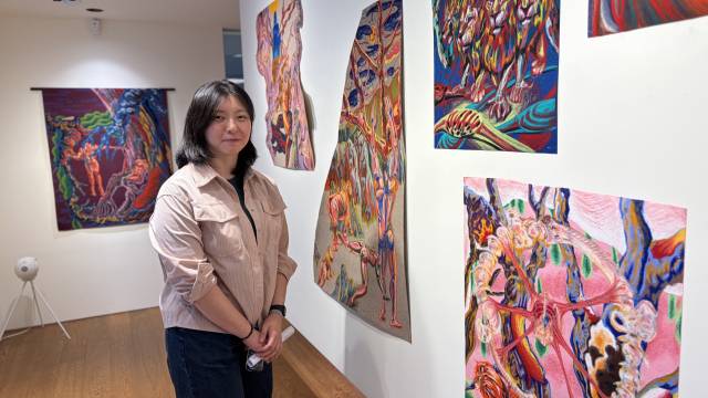 스페이스 토핑 전시장에서 포즈를 취한 배규무 작가. 김은영 기자 key66@