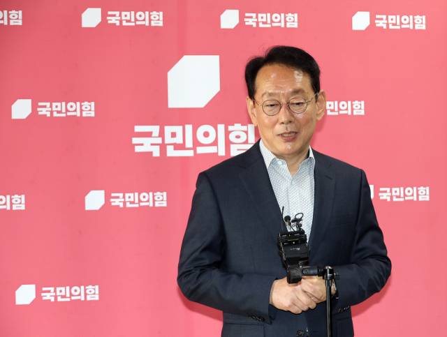국민의힘 김도읍 의원이 14일 국회에서 부산 북갑에 출마할 것으로 예상되는 한동훈 전 대표와 관련, 입장을 밝히고 있다. 연합뉴스