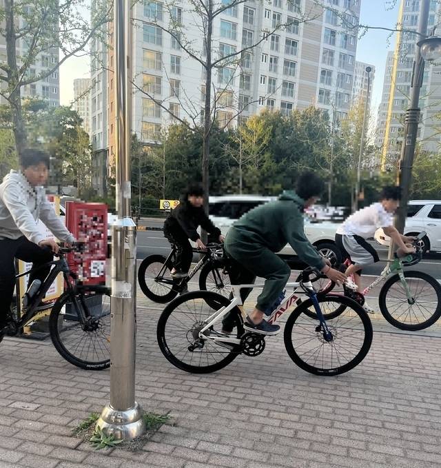 청소년들이 인도에서 빠른 속도로 픽시자전거를 타고 있다. 김도경 기자