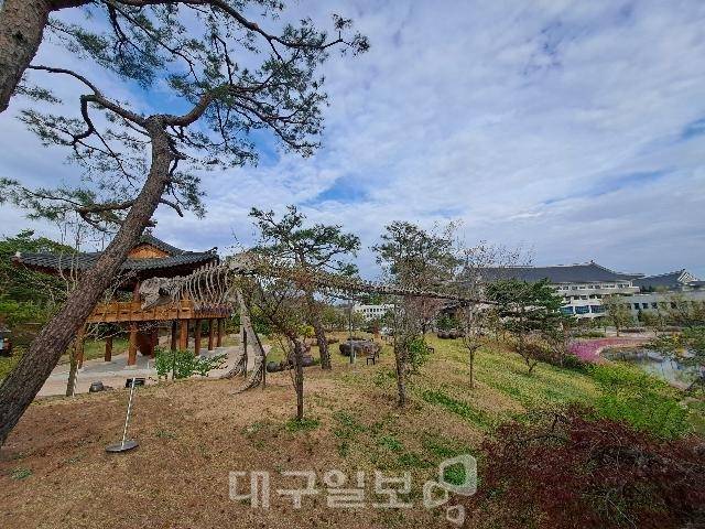 이달 초 경북도청 홍익관 옆 원당지와 관풍루 사이에 설치된 공룡 화석 조형물. 2019년 11월 본관(경북시대) 앞마당에 설치된 후 두 번째 이동이다. 공룡 머리가 마지막 종착지인 검무산을 향하고 있다. 문정화 기자 moonjh@idaegu.com