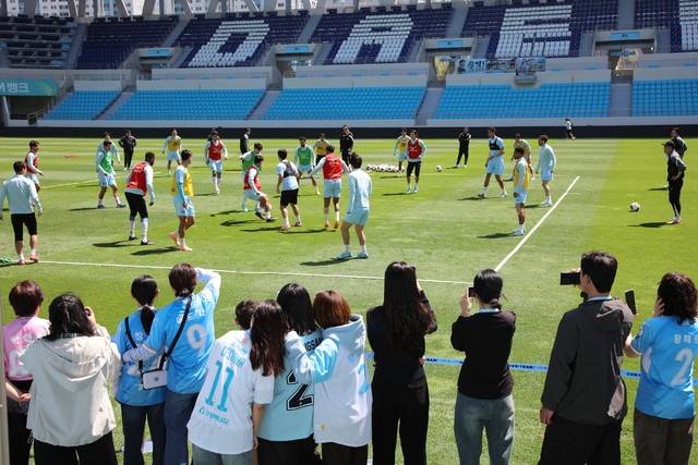 16일 대구FC 오픈트레이닝 행사에 참여한 팬들이 선수들의 훈련 모습을 지켜보며 동영상을 촬영하고 있다. 대구FC 제공