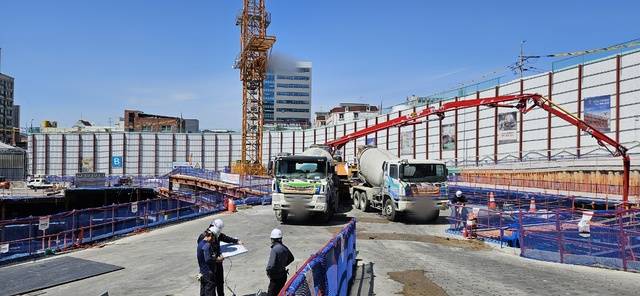 중동전쟁 여파로 원재료 수급에 차질이 예상되는 가운데, 16일 오전 대구 동구의 한 건설현장에서 레미콘 타설작업이 진행되고 있다. 권영진 기자